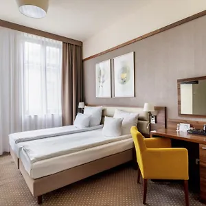 **** מלון Golden Tulip Center פולין